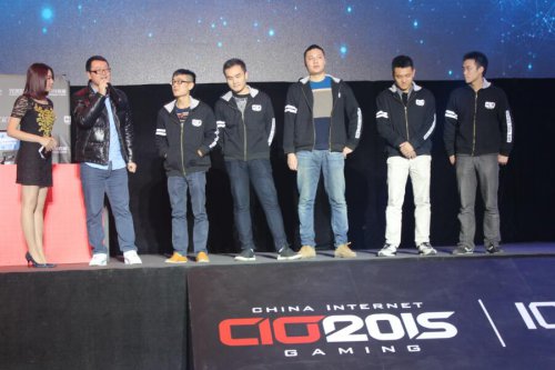 海涛给CIG2015成都赛区dota2项目冠军颁奖及祝福