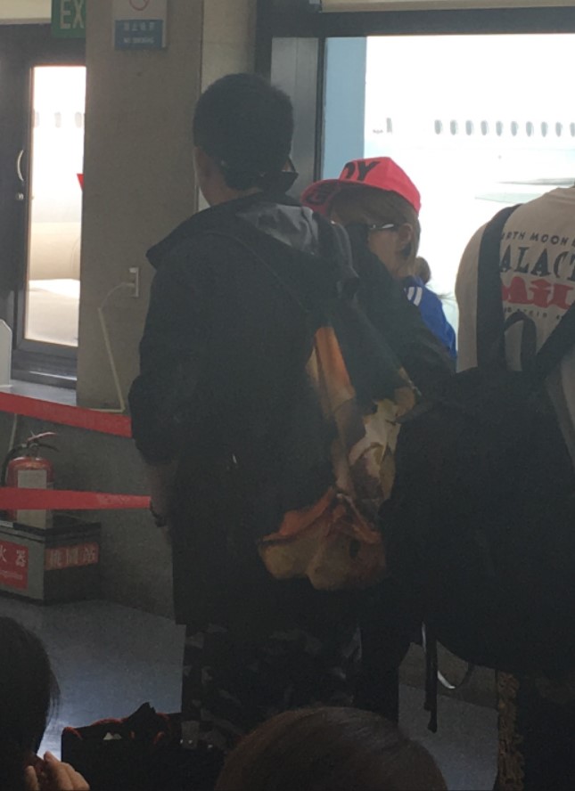 柚子携女伴亲密现身台湾机场 酷似主播小訫